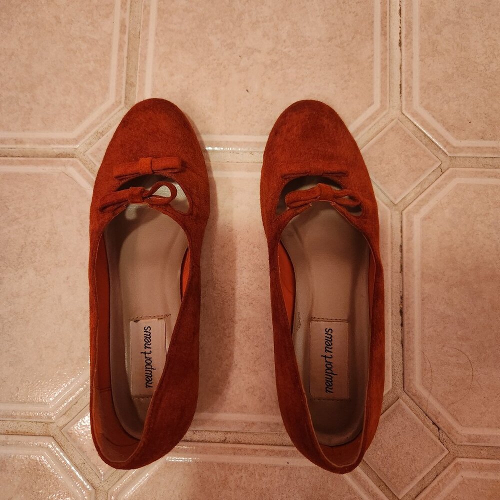 Stunning Stunning Orange Suede Shoes with Elegant Bows: